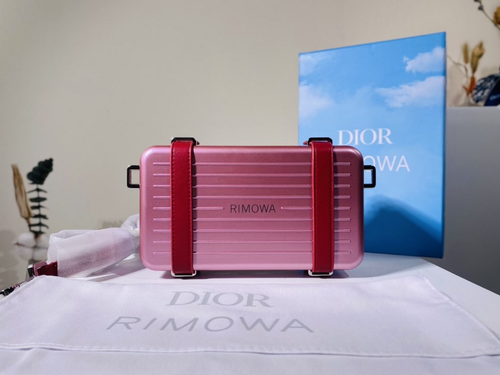 Super practical, total  3 compartments. It's the size of a handbag and can definitely fit an Iphone proMax [laughs][laughs][laughs][laughs][laughs]. With the logo [DIOR and RIMOWA] Logo embellishment is simply handsome [