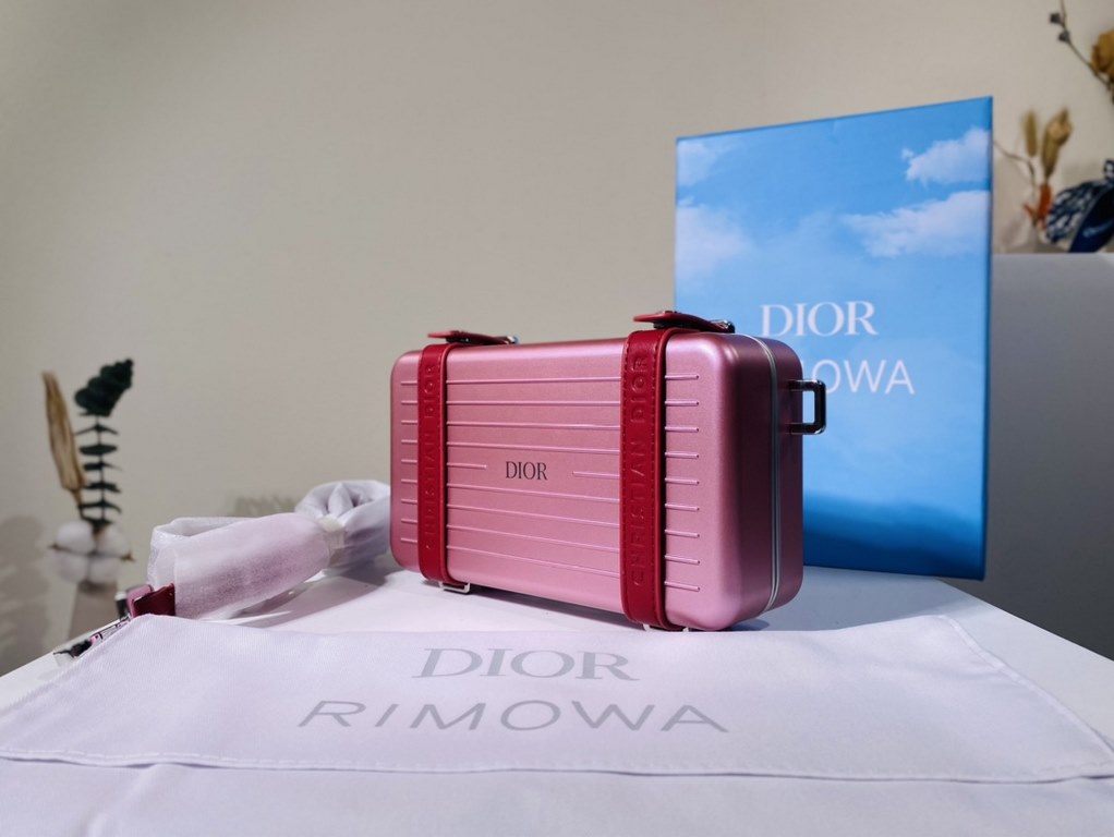 Super practical, total  3 compartments. It's the size of a handbag and can definitely fit an Iphone proMax [laughs][laughs][laughs][laughs][laughs]. With the logo [DIOR and RIMOWA] Logo embellishment is simply handsome [