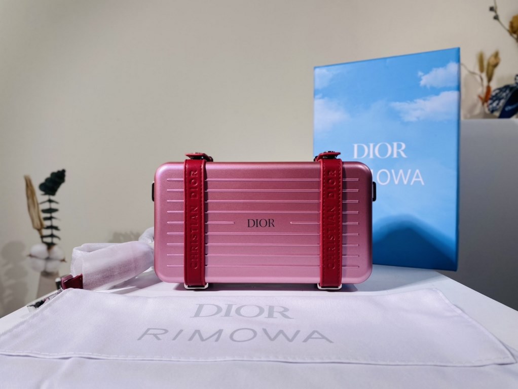 Super practical, total  3 compartments. It's the size of a handbag and can definitely fit an Iphone proMax [laughs][laughs][laughs][laughs][laughs]. With the logo [DIOR and RIMOWA] Logo embellishment is simply handsome [