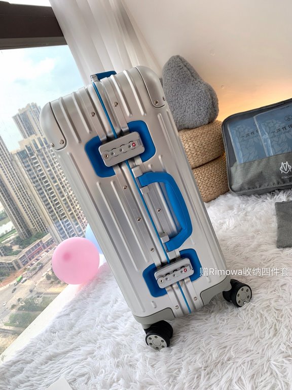 Oh My God! The same luggage as Gigi Lee!The Rimowa Original Twist collection, another luxury experience! Aluminum and magnesium alloy shells with colorful accessories, side locking brackets and handles, bold color scheme