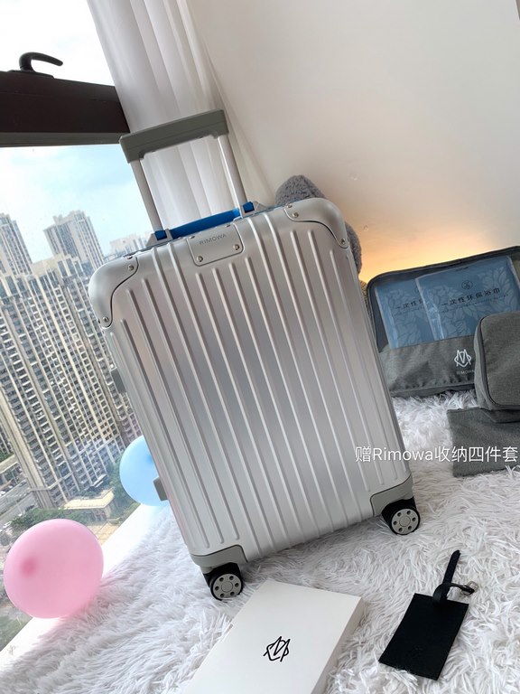 Oh My God! The same luggage as Gigi Lee!The Rimowa Original Twist collection, another luxury experience! Aluminum and magnesium alloy shells with colorful accessories, side locking brackets and handles, bold color scheme