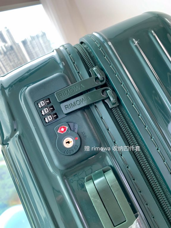 Rimowa Trolley caseluggageUltra-light pc zipper case, must get the same high value trolley case of YiYiChixi! Rimowa Essential new color collection! When you're young, you need to look good to travel! Rimowa Organizer Se