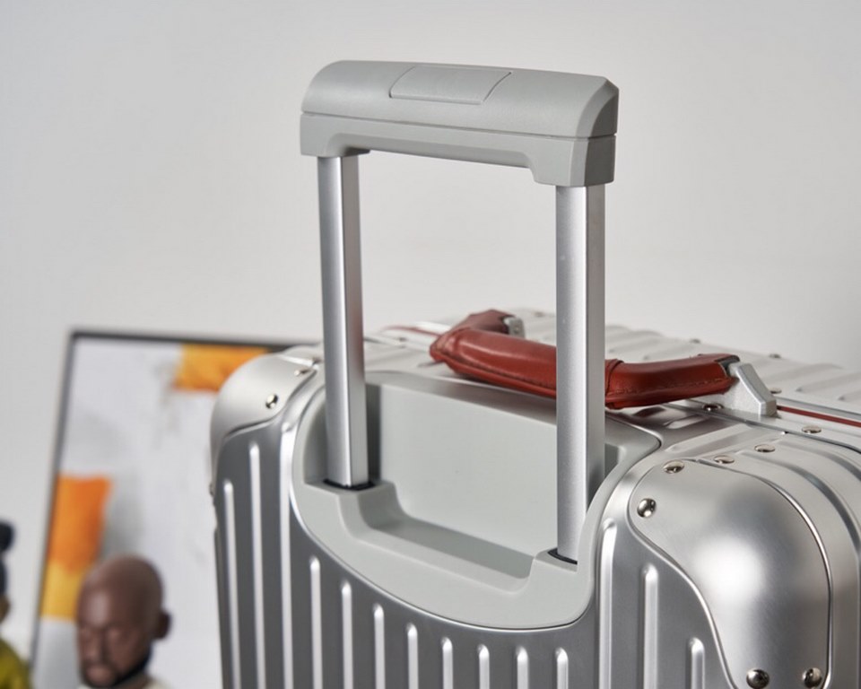 rimowa Germany counter rimowa aluminum Original219 new limited edition boarding trolley luggage. The highest version of the market, the handles are wrapped in leather, the market ordinary goods are made of plastic on the