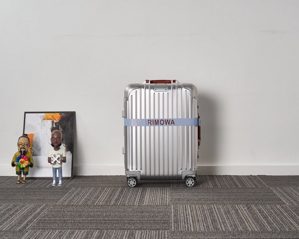 rimowa Germany counter rimowa aluminum Original219 new limited edition boarding trolley luggage. The highest version of the market, the handles are wrapped in leather, the market ordinary goods are made of plastic on the