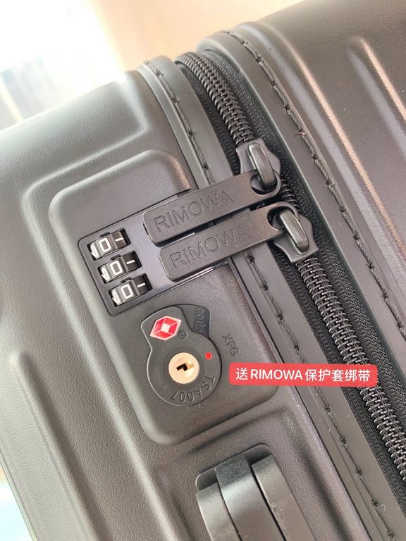 [Frosted Black] RIMOWA Zhimowa new color suitcase, easy to use the same Essential series, colorful, enjoy the journey. Using the national universal TSA customs lock, upgraded version of the simple logo fashion high-end, 