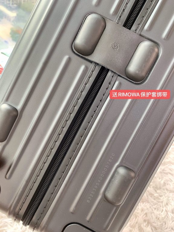 [Frosted Black] RIMOWA Zhimowa new color suitcase, easy to use the same Essential series, colorful, enjoy the journey. Using the national universal TSA customs lock, upgraded version of the simple logo fashion high-end, 