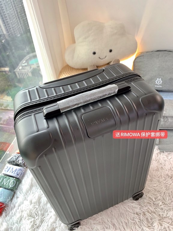 [Frosted Black] RIMOWA Zhimowa new color suitcase, easy to use the same Essential series, colorful, enjoy the journey. Using the national universal TSA customs lock, upgraded version of the simple logo fashion high-end, 