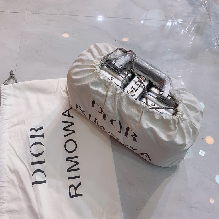 Dior X Rimowa Dior Handheld Cosmetic Case, top quality goods, with original 6 locks! Customized for high-end customers, please see the picture for details, beating all the hot chicken goods in the market, color silverblu