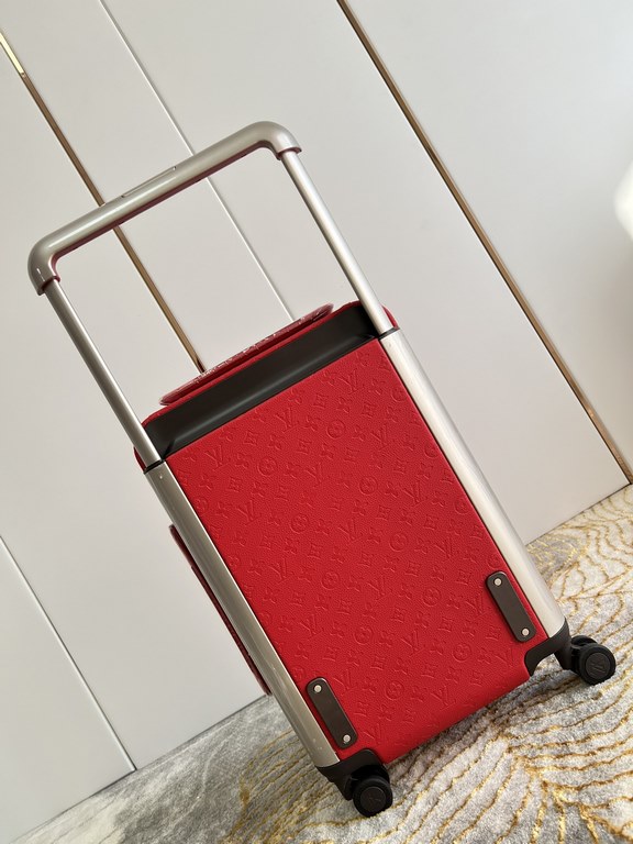 Exclusive Red Embossed Luggage】The new Horizon luggage revolutionizes Louis Vuitton's legacy with a creative twist. The iconic Monogram canvas is embellished with travel appliqués that harken back to the brand's traditio