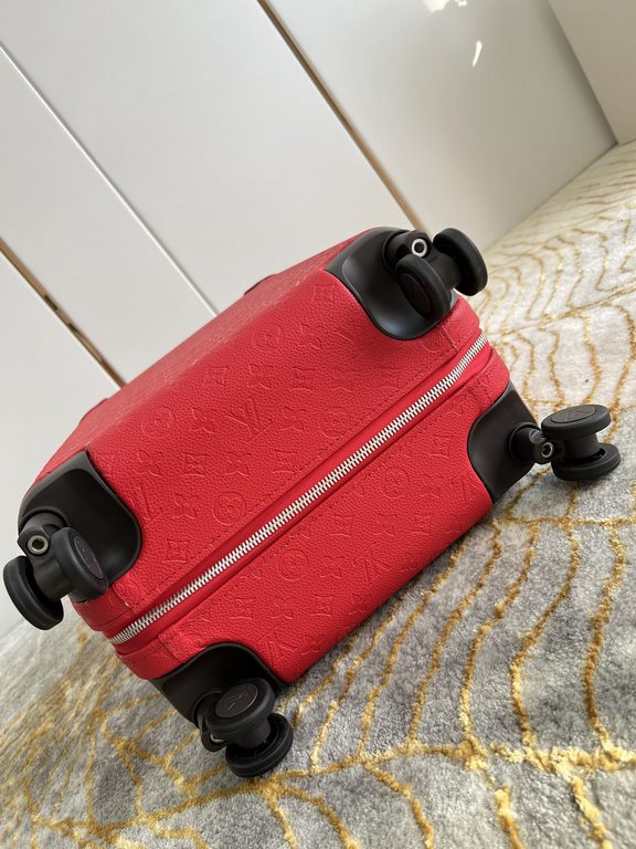 Exclusive Red Embossed Luggage】The new Horizon luggage revolutionizes Louis Vuitton's legacy with a creative twist. The iconic Monogram canvas is embellished with travel appliqués that harken back to the brand's traditio