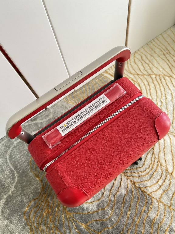 Exclusive Red Embossed Luggage】The new Horizon luggage revolutionizes Louis Vuitton's legacy with a creative twist. The iconic Monogram canvas is embellished with travel appliqués that harken back to the brand's traditio