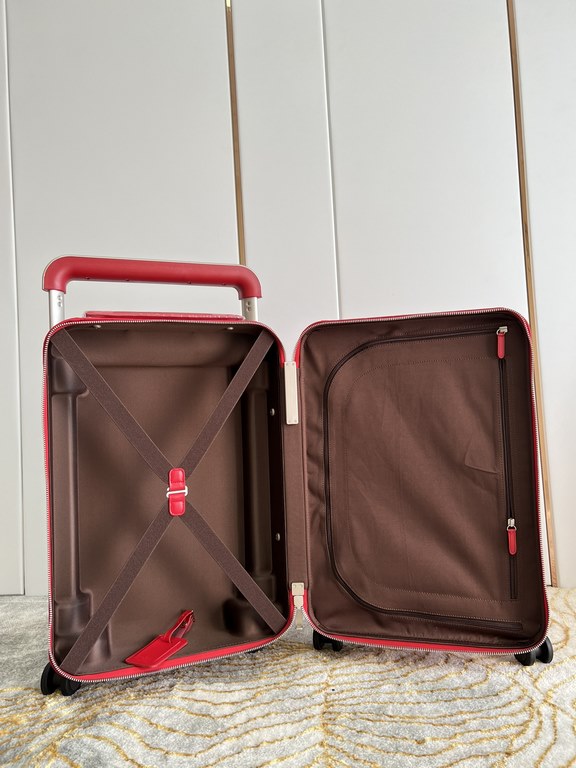 Exclusive Red Embossed Luggage】The new Horizon luggage revolutionizes Louis Vuitton's legacy with a creative twist. The iconic Monogram canvas is embellished with travel appliqués that harken back to the brand's traditio