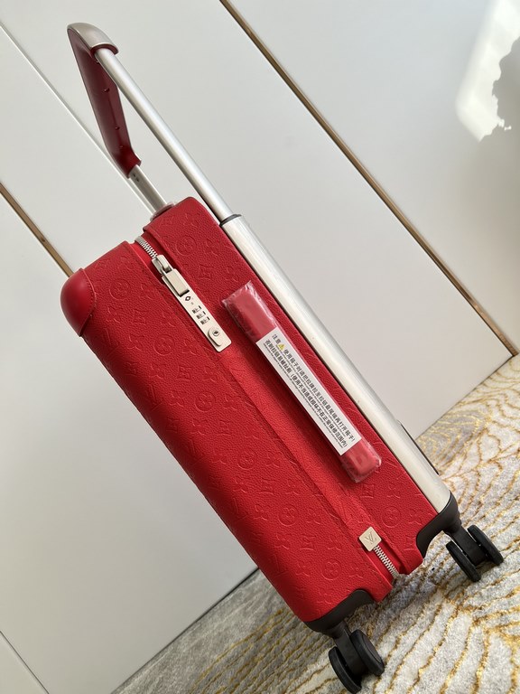 Exclusive Red Embossed Luggage】The new Horizon luggage revolutionizes Louis Vuitton's legacy with a creative twist. The iconic Monogram canvas is embellished with travel appliqués that harken back to the brand's traditio