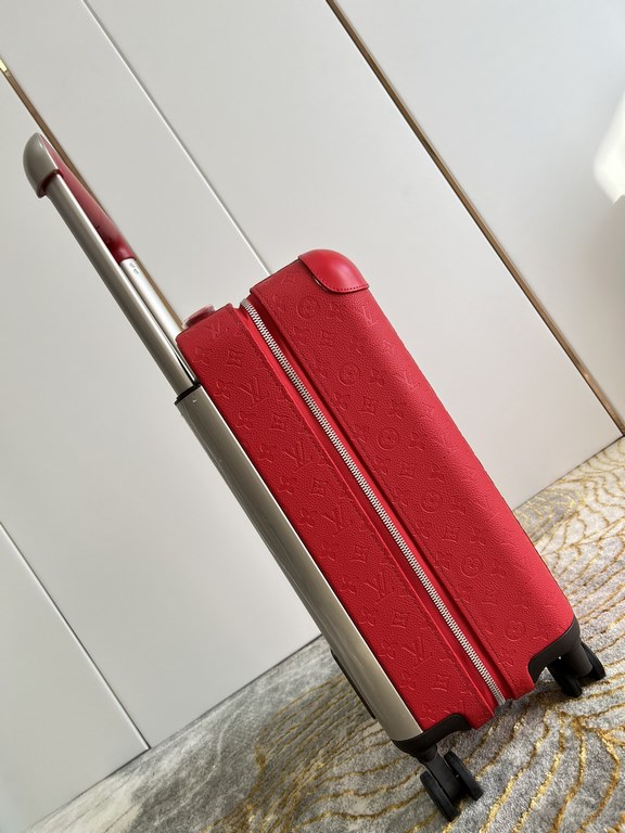 Exclusive Red Embossed Luggage】The new Horizon luggage revolutionizes Louis Vuitton's legacy with a creative twist. The iconic Monogram canvas is embellished with travel appliqués that harken back to the brand's traditio