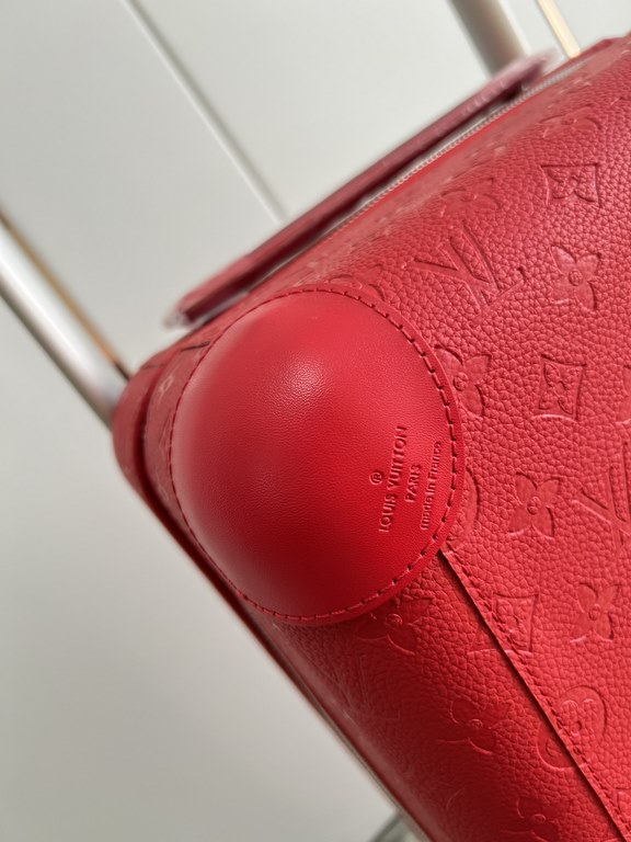 Exclusive Red Embossed Luggage】The new Horizon luggage revolutionizes Louis Vuitton's legacy with a creative twist. The iconic Monogram canvas is embellished with travel appliqués that harken back to the brand's traditio