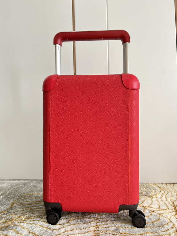 Exclusive Red Embossed Luggage】The new Horizon luggage revolutionizes Louis Vuitton's legacy with a creative twist. The iconic Monogram canvas is embellished with travel appliqués that harken back to the brand's traditio