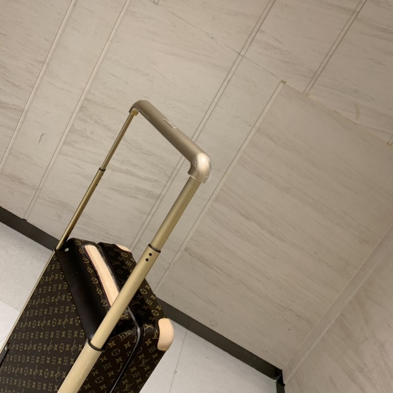 55CMHORIZON Four Wheel Trolley Case, 55cmMeet the future of luxury four-wheeled luggage. From Marc Newson, a recognized master of groundbreaking industrial design, this lightweight four-wheeled trolley creates a flat, sp