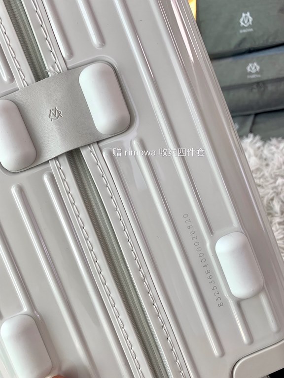 Rimowa Trolley caseluggageUltra-light pc zipper case, must get the same high value trolley case of YiYiChixi! Rimowa Essential new color collection! When you're young, it's all about traveling in style! Rimowa Organizer 