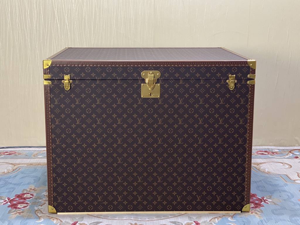 --Private customized coffee table box, LV hard case is an enduring fashion items ~ retro style, very historical, began hard case as a travel tool   later became a symbol of the quality of life, the quality of the superb 