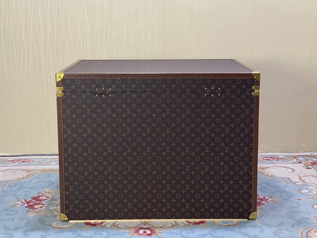 --Private customized coffee table box, LV hard case is an enduring fashion items ~ retro style, very historical, began hard case as a travel tool   later became a symbol of the quality of life, the quality of the superb 