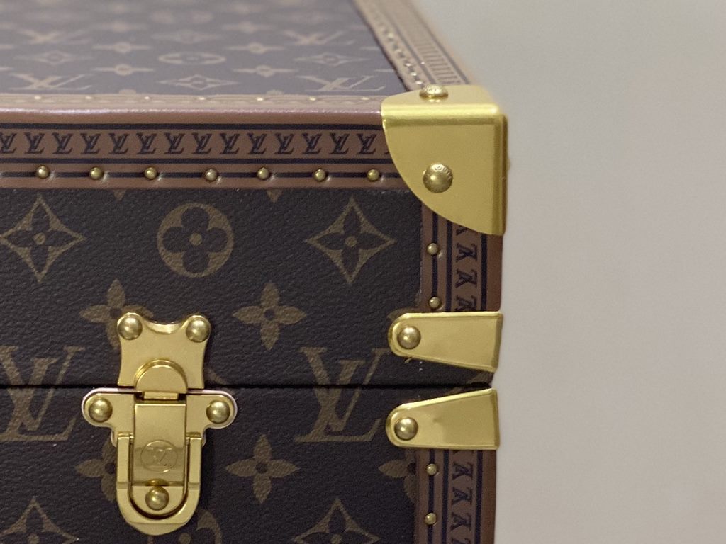 --Private customized coffee table box, LV hard case is an enduring fashion items ~ retro style, very historical, began hard case as a travel tool   later became a symbol of the quality of life, the quality of the superb 