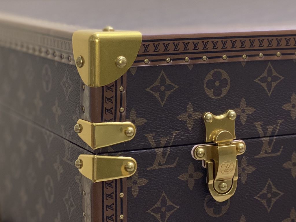 --Private customized coffee table box, LV hard case is an enduring fashion items ~ retro style, very historical, began hard case as a travel tool   later became a symbol of the quality of life, the quality of the superb 