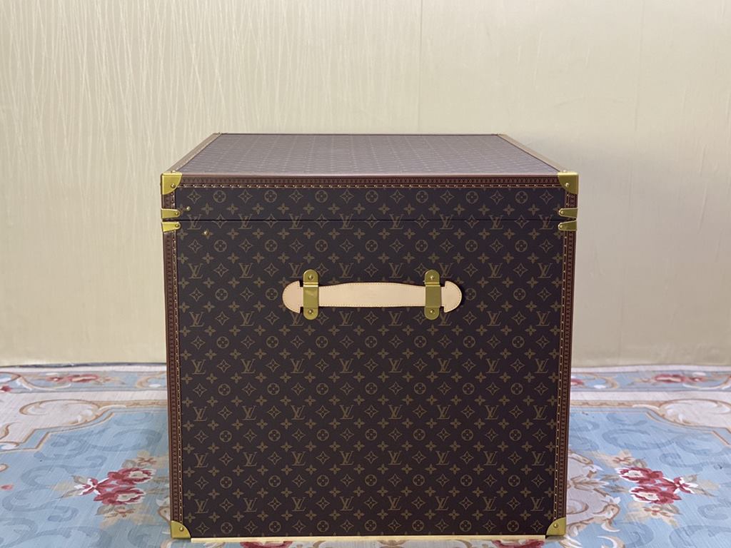 --Private customized coffee table box, LV hard case is an enduring fashion items ~ retro style, very historical, began hard case as a travel tool   later became a symbol of the quality of life, the quality of the superb 