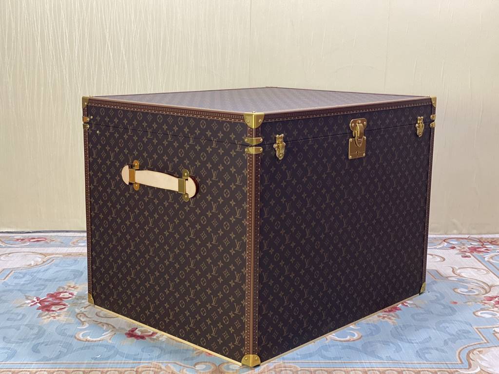 --Private customized coffee table box, LV hard case is an enduring fashion items ~ retro style, very historical, began hard case as a travel tool   later became a symbol of the quality of life, the quality of the superb 