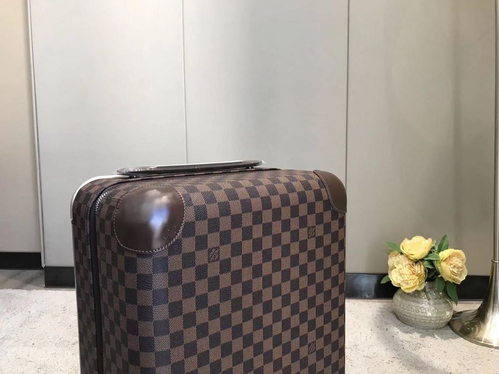 The new Horizon luggage revolutionizes Louis Vuitton's legendary heritage with a creative twist. The iconic Monogram canvas is embellished with travel appliqués that harken back to the brand's traditional luggage design.