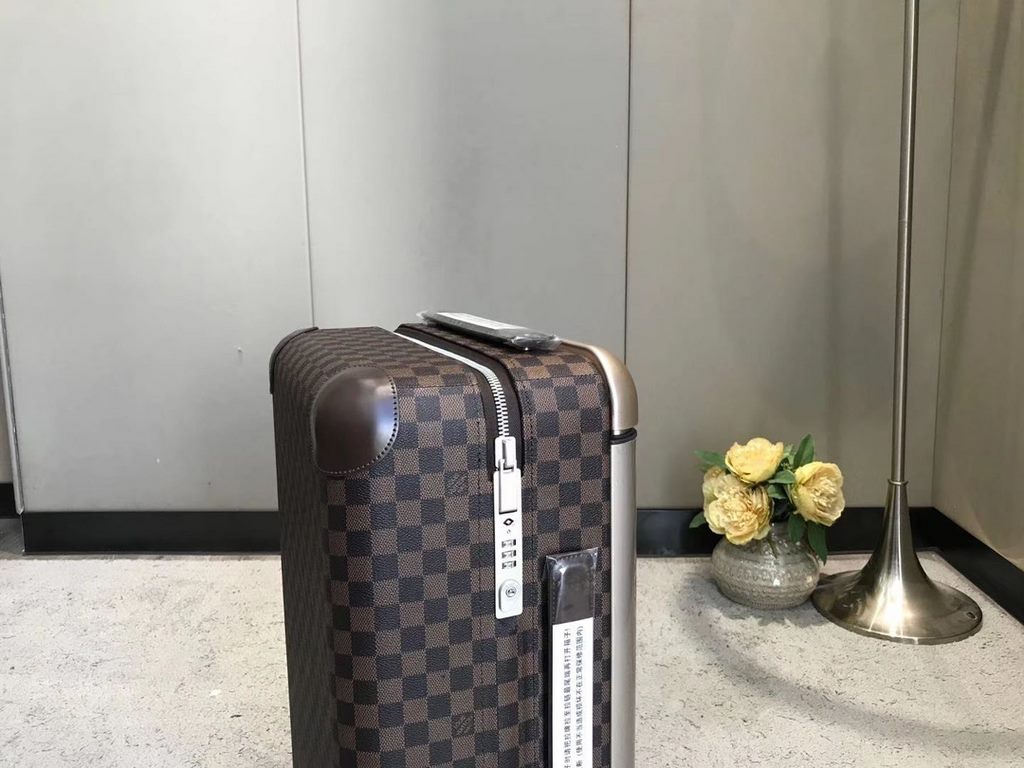 The new Horizon luggage revolutionizes Louis Vuitton's legendary heritage with a creative twist. The iconic Monogram canvas is embellished with travel appliqués that harken back to the brand's traditional luggage design.