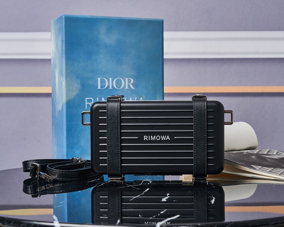 The RimowaXDior co-branded model. The material of the RimowaXDior is always sufficient. The lining is made of full lambskin.The lining is made of lambskin and the Rimowa aluminum-magnesium alloy is a perfect combination.