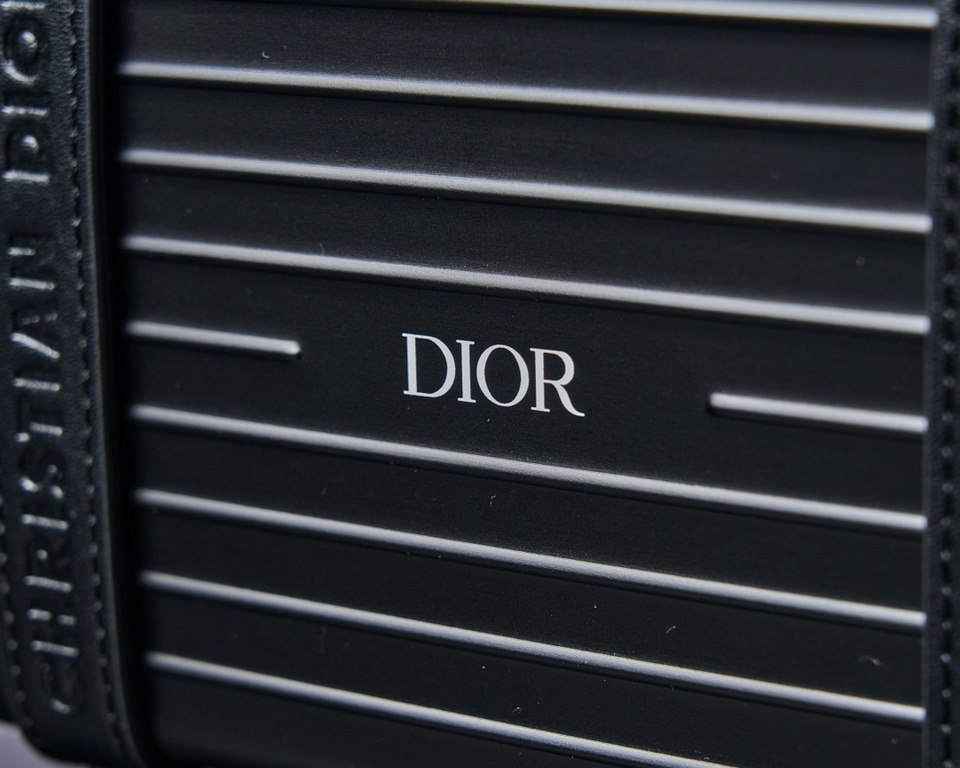 The RimowaXDior co-branded model. The material of the RimowaXDior is always sufficient. The lining is made of full lambskin.The lining is made of lambskin and the Rimowa aluminum-magnesium alloy is a perfect combination.