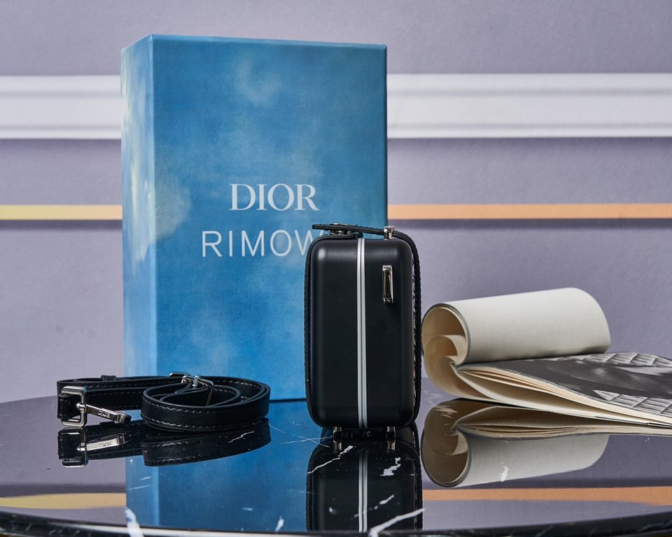 The RimowaXDior co-branded model. The material of the RimowaXDior is always sufficient. The lining is made of full lambskin.The lining is made of lambskin and the Rimowa aluminum-magnesium alloy is a perfect combination.