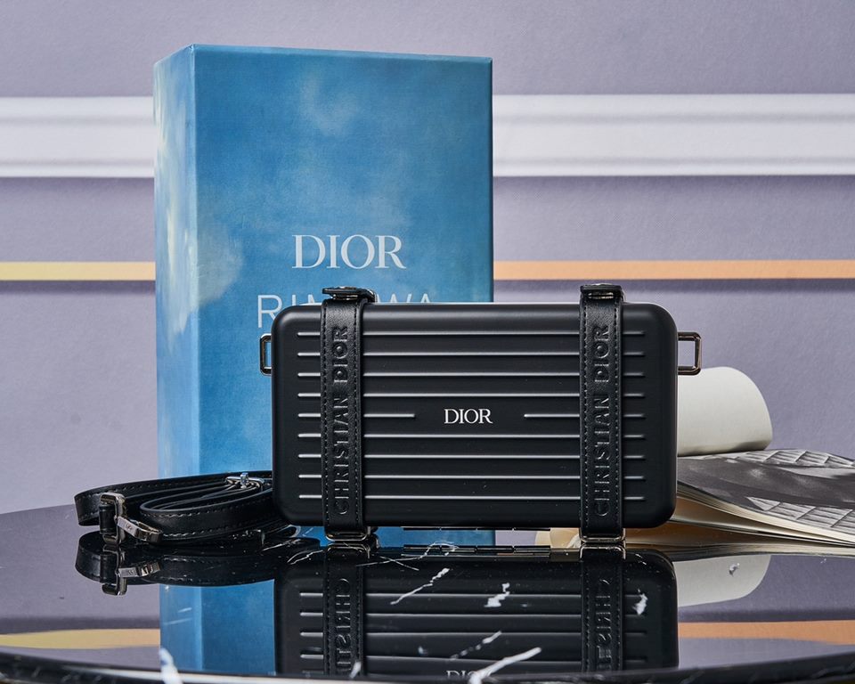 The RimowaXDior co-branded model. The material of the RimowaXDior is always sufficient. The lining is made of full lambskin.The lining is made of lambskin and the Rimowa aluminum-magnesium alloy is a perfect combination.