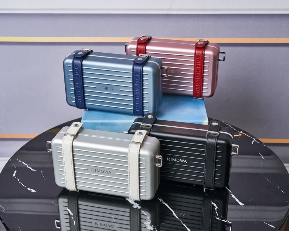 The RimowaXDior co-branded model. The material of the RimowaXDior is always sufficient. The lining is made of full lambskin.The lining is made of lambskin and the Rimowa aluminum-magnesium alloy is a perfect combination.