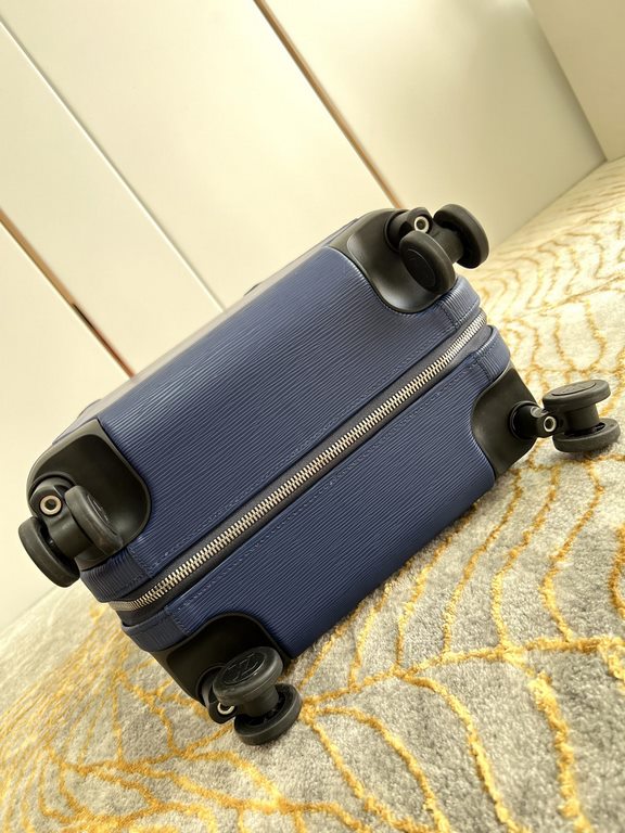 Exclusive Blue Aqua Luggage】The new Horizon luggage revolutionizes Louis Vuitton's legendary heritage with a creative twist. The iconic Monogram canvas is embellished with travel appliqués that harken back to the brand's