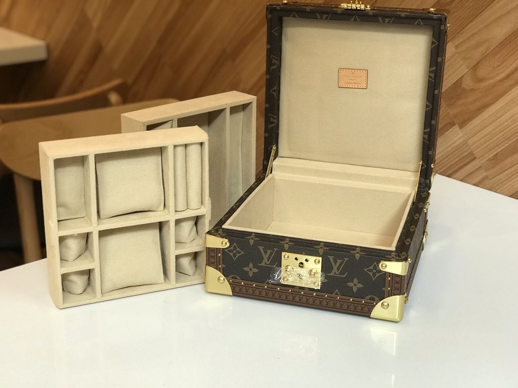 M4700SPJewelry BoxSort rings, necklaces, bracelets, earrings and bangles in layers. Comes with a small padded compartment to ensure comfortable storage of your jewelry. Elegant size, practical design, safety and security