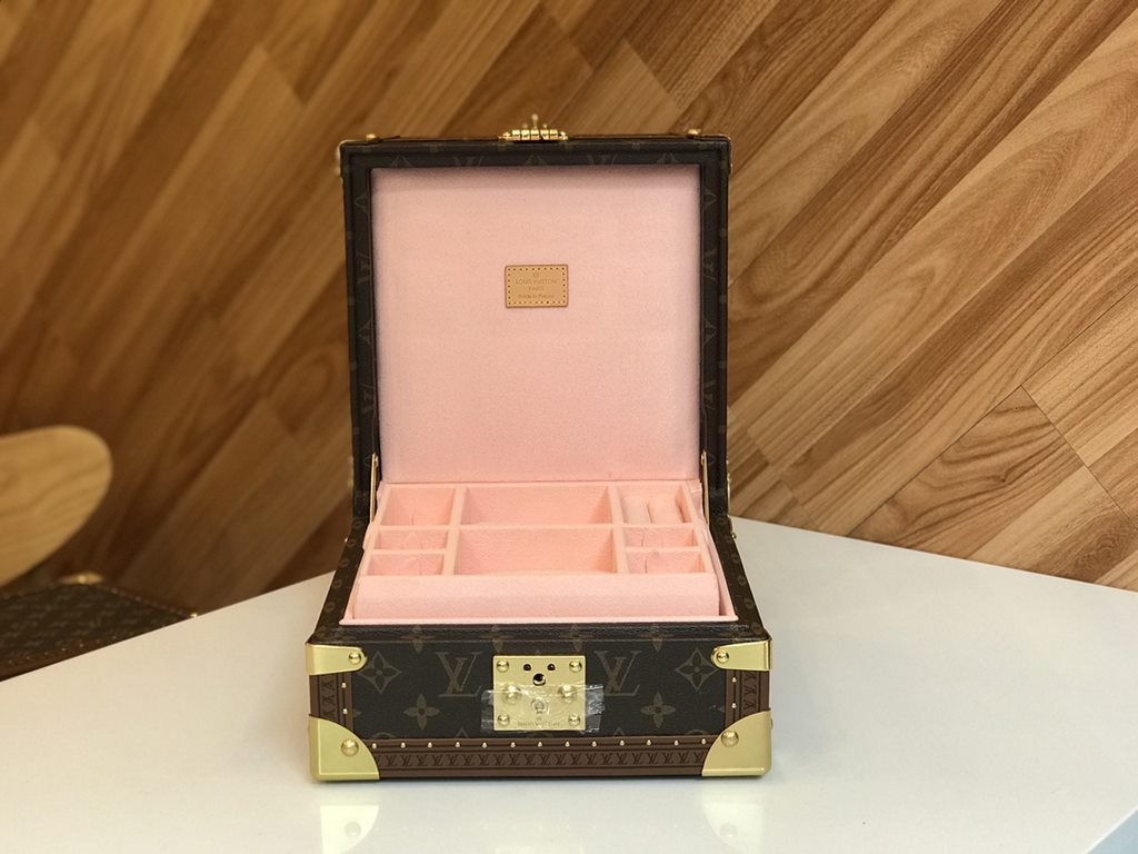 M4700SPJewelry BoxSort rings, necklaces, bracelets, earrings and bangles in layers. Comes with a small padded compartment to ensure comfortable storage of your jewelry. Elegant size, practical design, safety and security