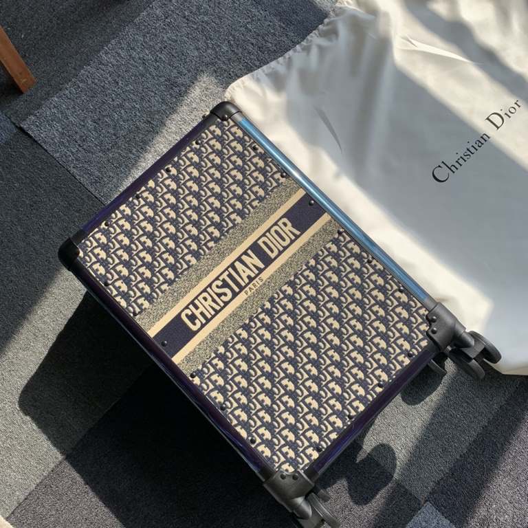 The hottest style of the year, Christian Dior old flower vintage luggage. Exported overseas orders, epidemic reasons stranded at home. Another one is the new darling of fashion, this retro style luggage is different from