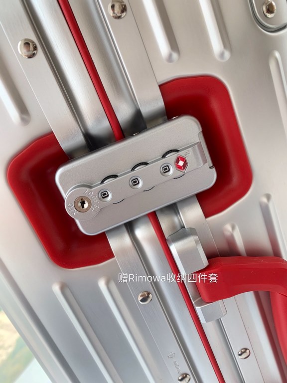 Oh My God! The same luggage as Gigi Lee!The Rimowa Original Twist collection, another luxury experience! Aluminum and magnesium alloy shells with colorful accessories, side locking brackets and handles, bold color scheme