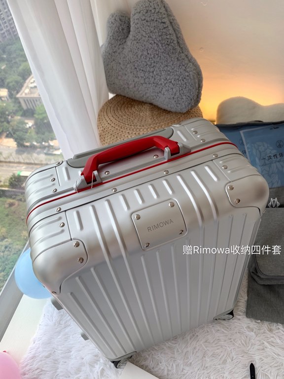 Oh My God! The same luggage as Gigi Lee!The Rimowa Original Twist collection, another luxury experience! Aluminum and magnesium alloy shells with colorful accessories, side locking brackets and handles, bold color scheme