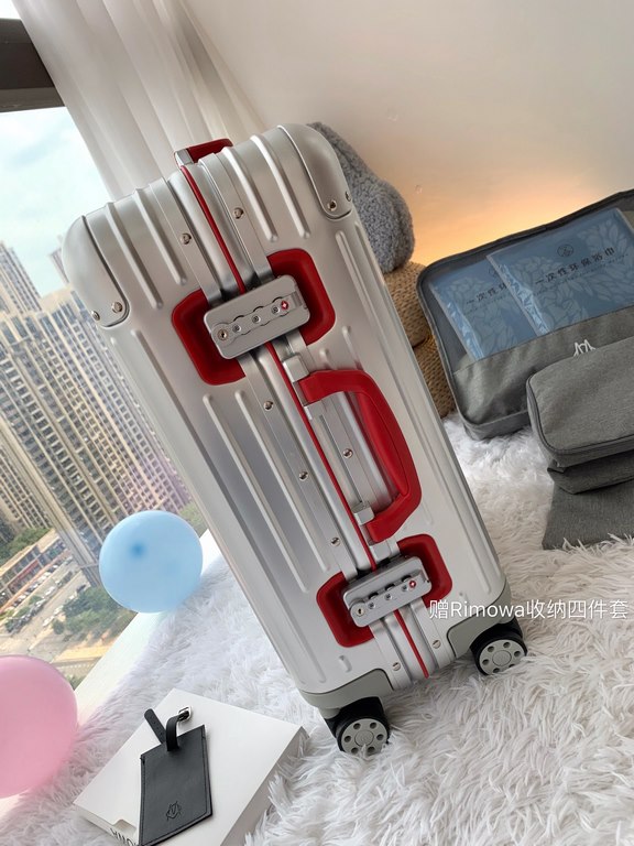 Oh My God! The same luggage as Gigi Lee!The Rimowa Original Twist collection, another luxury experience! Aluminum and magnesium alloy shells with colorful accessories, side locking brackets and handles, bold color scheme