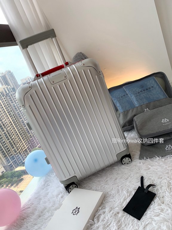 Oh My God! The same luggage as Gigi Lee!The Rimowa Original Twist collection, another luxury experience! Aluminum and magnesium alloy shells with colorful accessories, side locking brackets and handles, bold color scheme