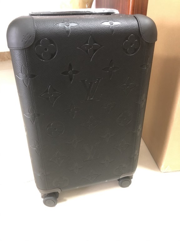 This Horizon luggage features a striking amplification of the classic Monogram embossing in supple, rich leather. Compact enough to be carried as boarding luggage, it features a wide trolley handle and dual wheels that m