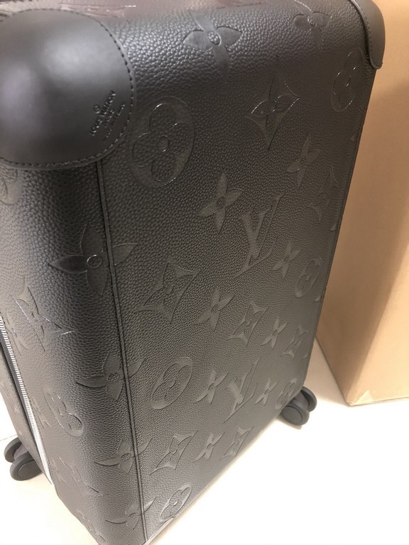 This Horizon luggage features a striking amplification of the classic Monogram embossing in supple, rich leather. Compact enough to be carried as boarding luggage, it features a wide trolley handle and dual wheels that m