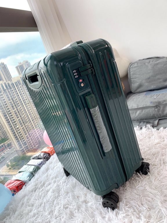 Rimowa Trolley caseluggageUltra-light pc zipper case, must get the same high value trolley case of YiYiChixi! Rimowa Essential new color collection! When you're young, you need to look good to travel! Free Rimowa strap! 