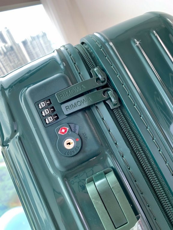 Rimowa Trolley caseluggageUltra-light pc zipper case, must get the same high value trolley case of YiYiChixi! Rimowa Essential new color collection! When you're young, you need to look good to travel! Free Rimowa strap! 