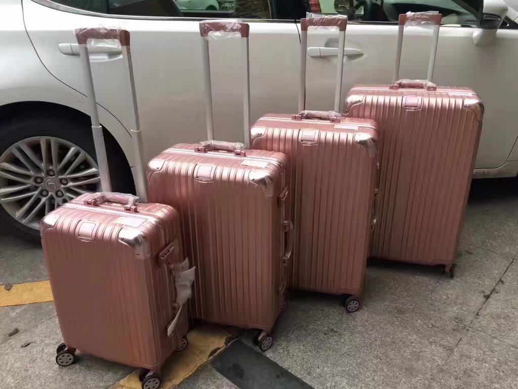 rimowa rimowa suitcase   model number1520pc regular model 秘 combination lock    material ultra-lightweight carbonate polyester material made of   stylish new single trolley handle   infinite trolley handle (can be stoppe