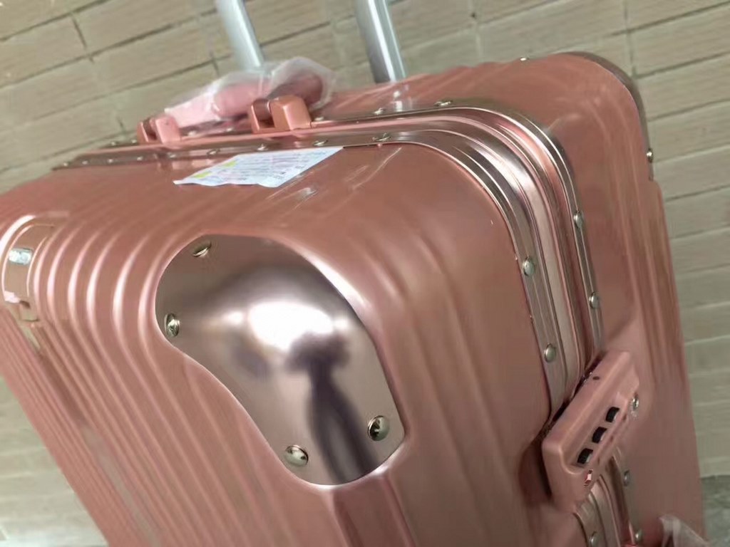 rimowa rimowa suitcase   model number1520pc regular model 秘 combination lock    material ultra-lightweight carbonate polyester material made of   stylish new single trolley handle   infinite trolley handle (can be stoppe