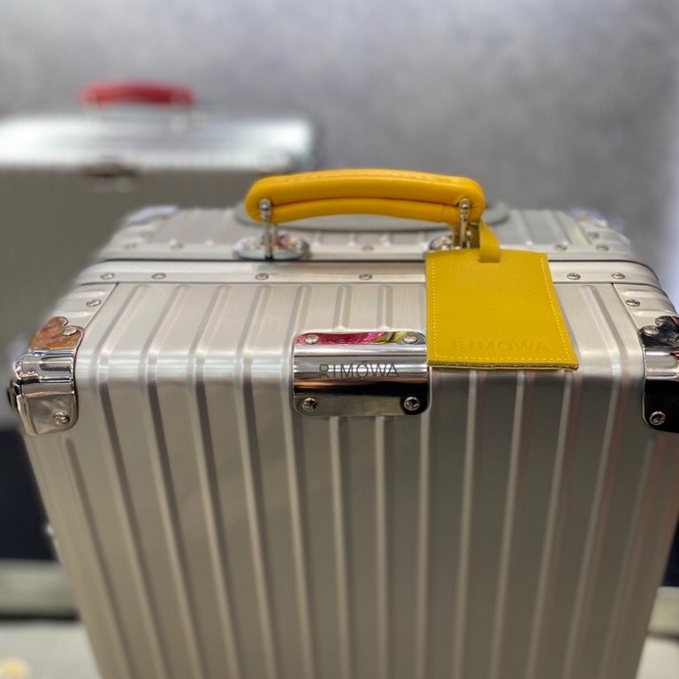 Detailed AppreciationRimowa Class Retro onlineRimowa's new vintage luggage features the classic handle, wheels and luggage tag, which can be customized with your own special colors.